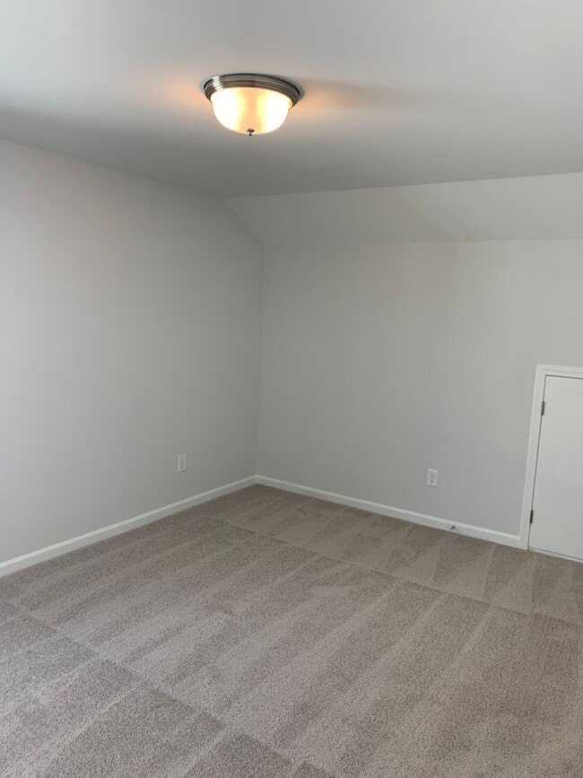 Building Photo - Modern Living in Windsor Hill