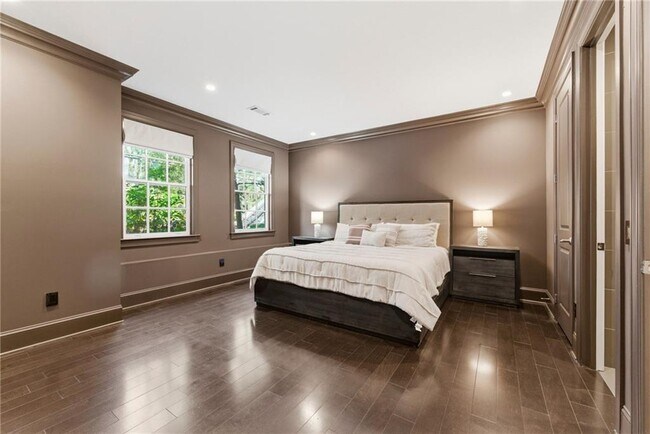 Building Photo - 2910 Hermance Dr NE