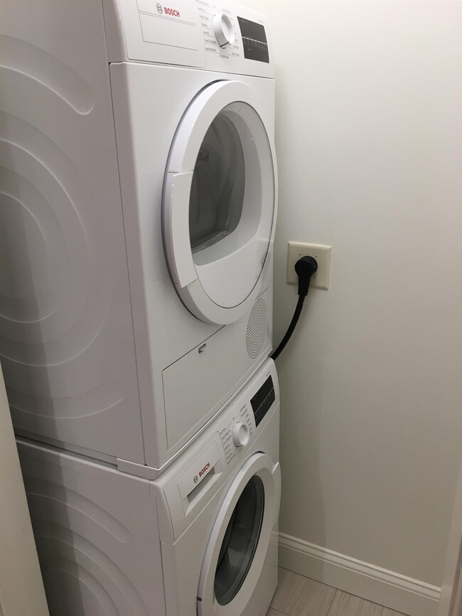 Building Photo - 875 Elm St