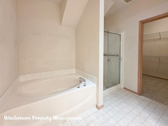 Building Photo - Bright and Spacious, Conveniently located ...