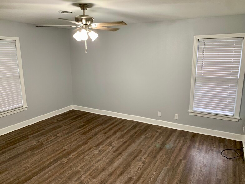 Building Photo - 605 E Mistletoe Ave
