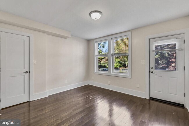 Building Photo - 1100 Holbrook Terrace NE