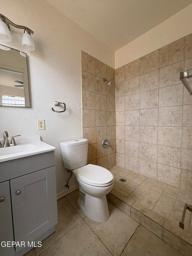 Building Photo - 4900 Debeers Dr