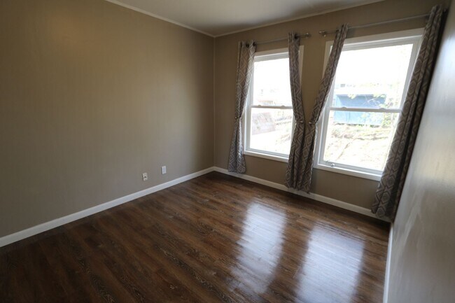 Building Photo - 2 Bedroom 1 Bath House