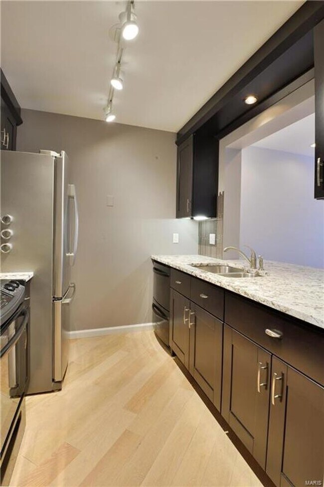 Building Photo - 869 Forest Trace Dr