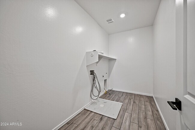 Building Photo - 13360 W Briles Rd