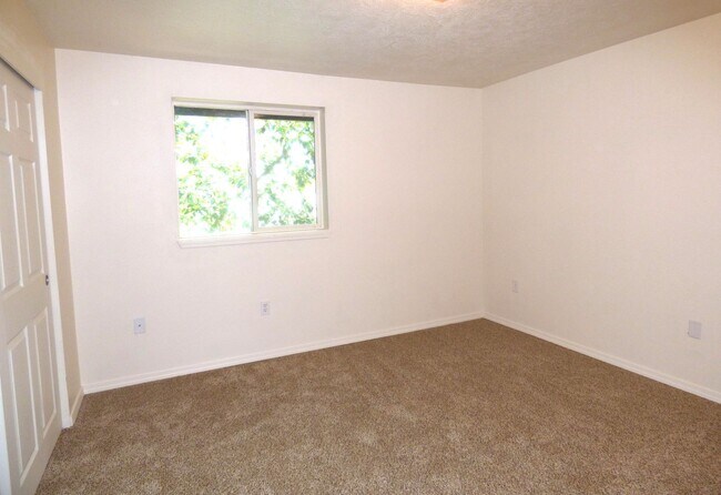 Building Photo - Rent Special: FREE September's Rent!! Second Floor 3 Bedroom apartment