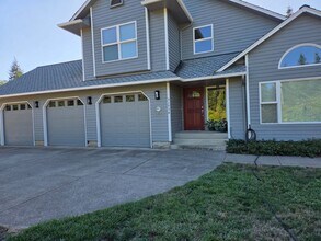 Building Photo - Newly Remodeled Beauty