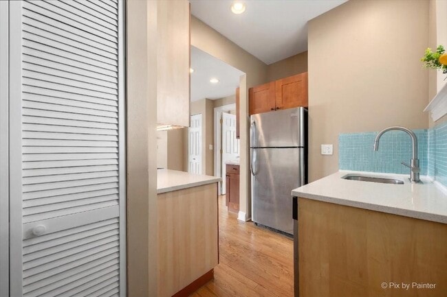 Building Photo - 6146 N Ravenswood Ave