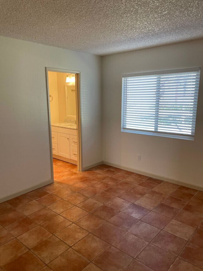 Building Photo - Bright and Charming 3 Bedroom 2 Bath Condo with Patio and A/C!