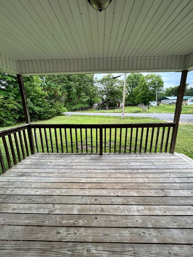 Building Photo - Charming 2 Bed, 1 Bath, 1 Car Garage, Covered Patio in Private Neighborhood!