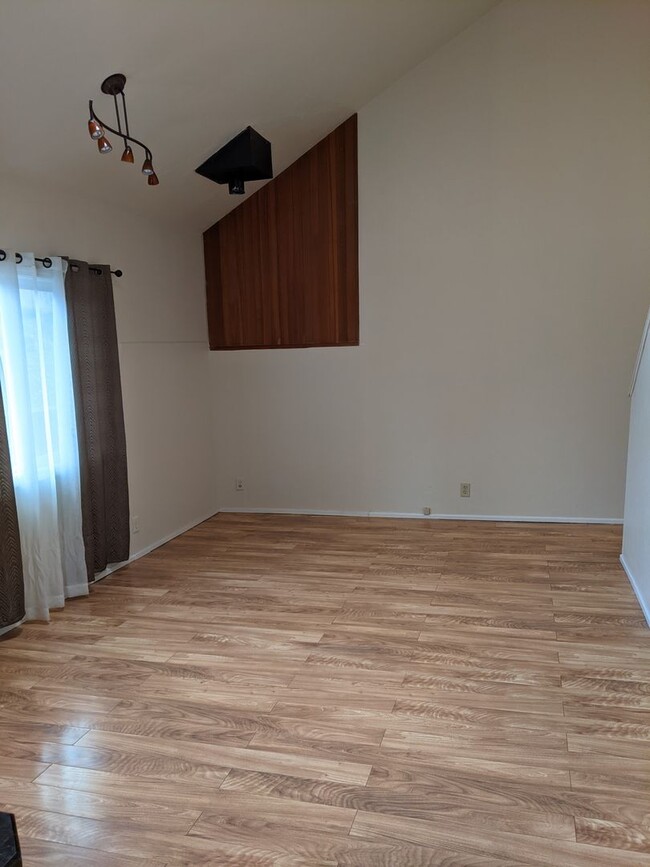 Building Photo - Beautiful 4-Bedroom, 2-Bath Plus Office In...