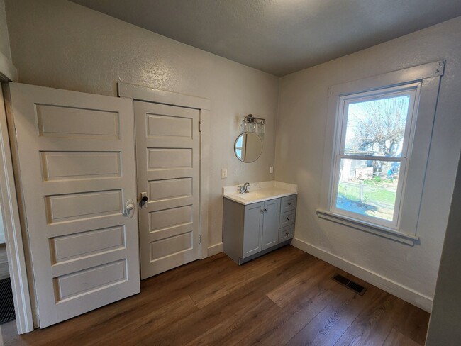 Building Photo - 555 Wallis Ave