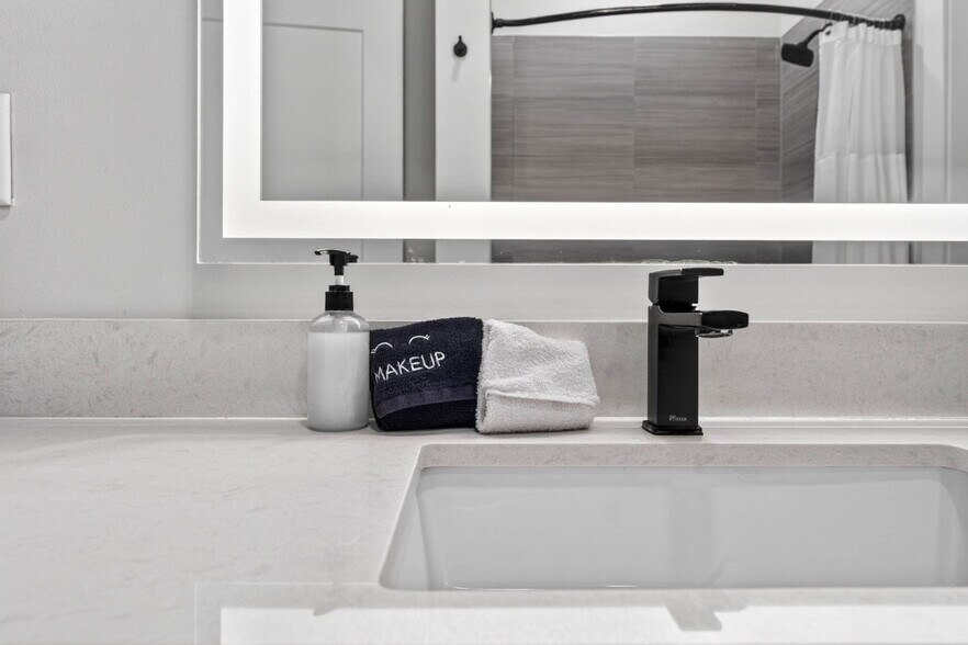 Building Photo - 1116 Gramercy Ln