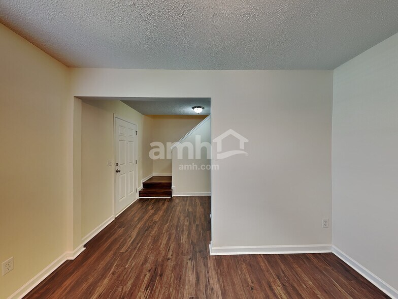 Building Photo - 4104 Hunters Trail Dr