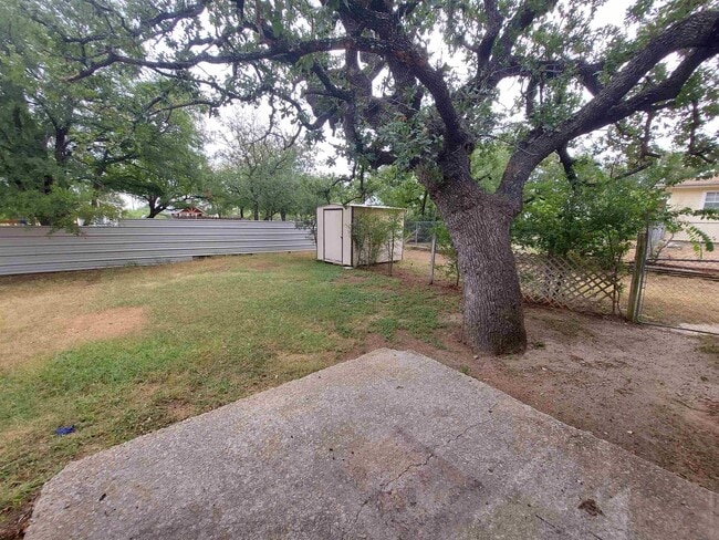 Building Photo - 1902 Ridgeview Dr