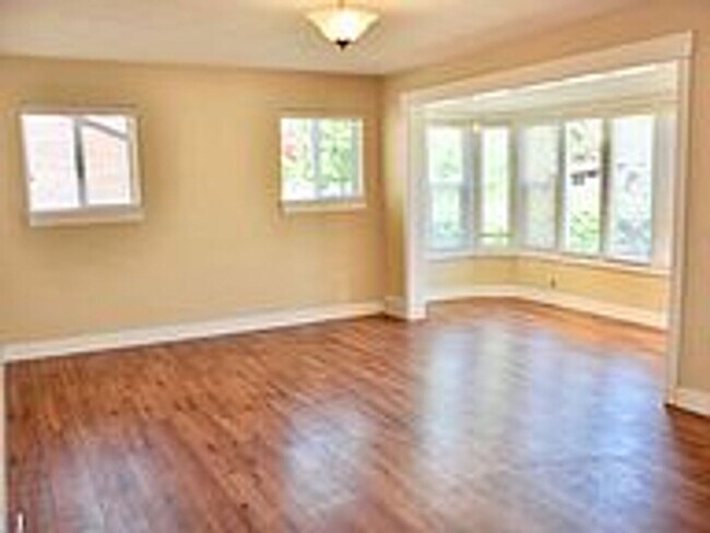 Building Photo - 966 S 200 E St