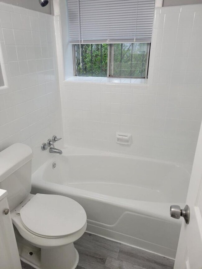 Building Photo - Beautiful 2 Bedroom Unit Available in East...