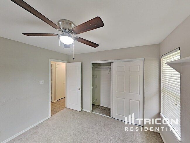 Building Photo - 901 Loganwood Dr