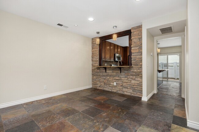 Building Photo - 844 Bluebell Ct
