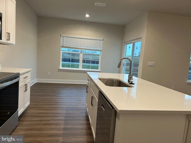 Building Photo - 140 Wappinger Ter