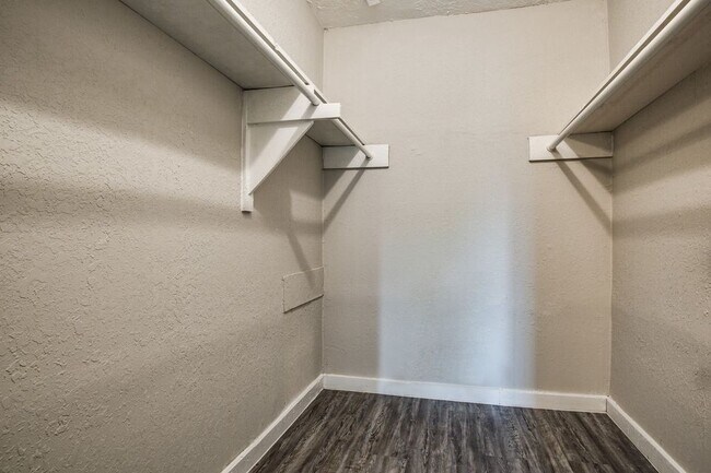 Building Photo - 4820 Oak Ave