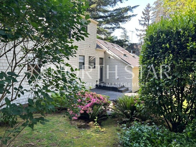 Building Photo - Newly Remodeled Lake Oswego Cottage With Lake Access.