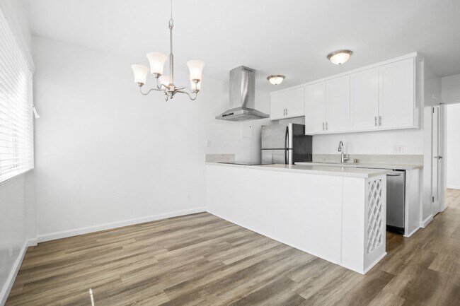 Building Photo - 1002 12th St in Santa Monica - North of Wilshire Blvd!