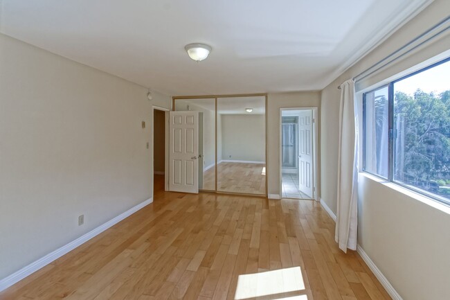 Building Photo - Bright & Airy, 2nd Floor, Corner Unit Cond...