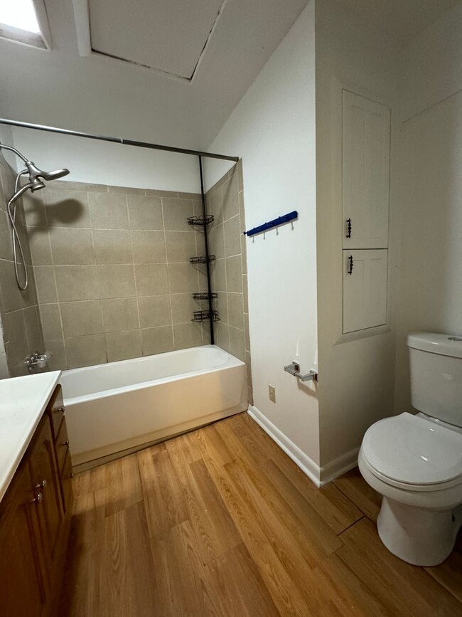 Building Photo - 1 bed/1 bath unit in triplex located in de...