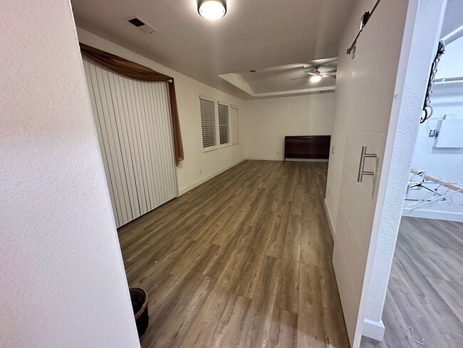 Building Photo - 5701 W Country Ave