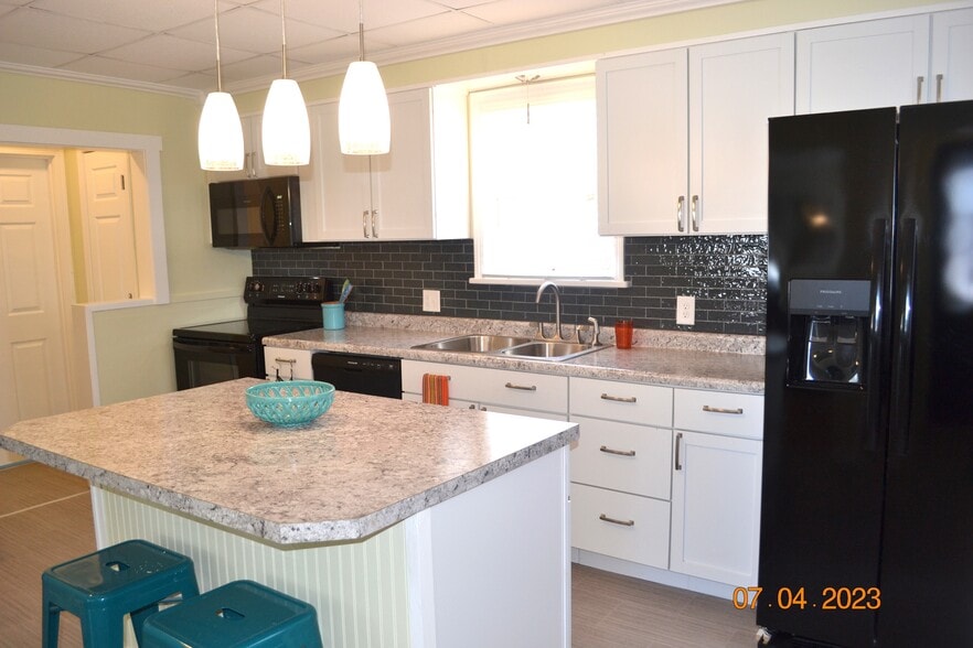 kitchen has new appliances - 222 W Peck St