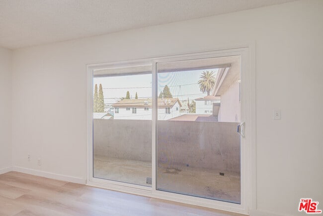 Building Photo - 305 E Plymouth St