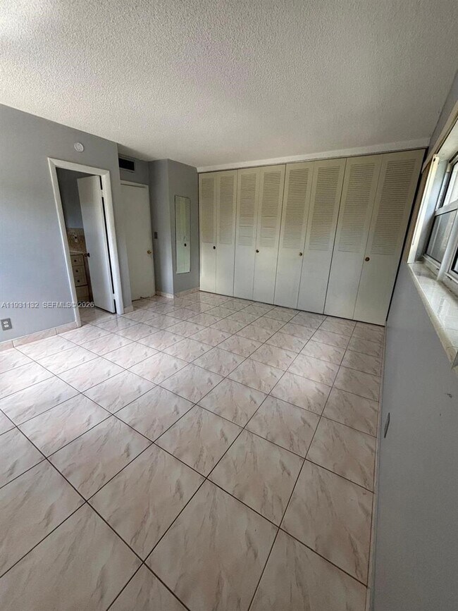 Building Photo - 5181 W Oakland Park Blvd