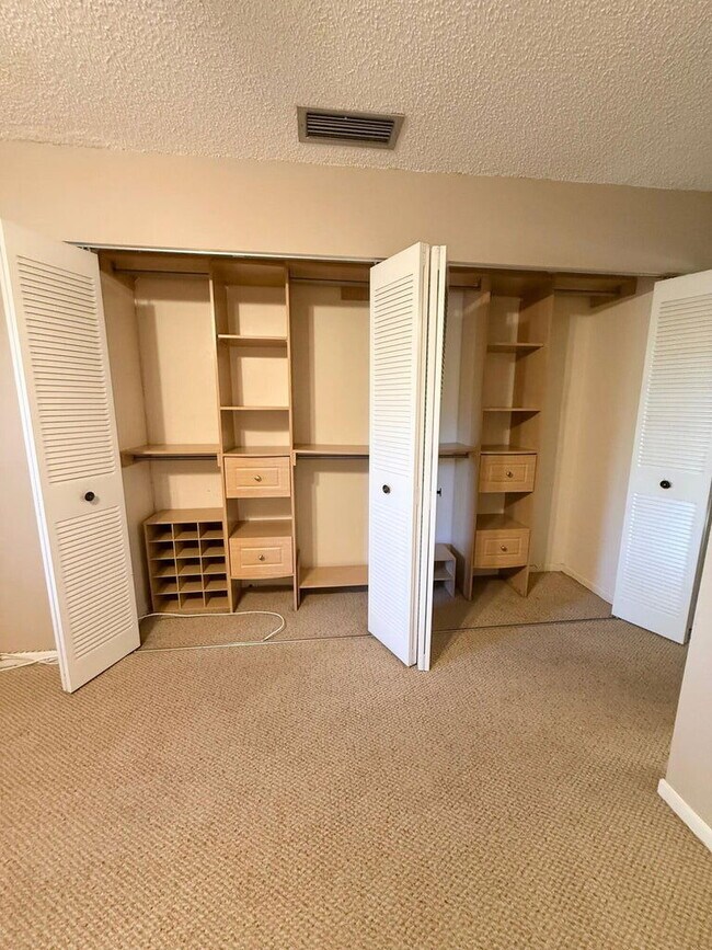 Building Photo - 930 SW 9th St Cir