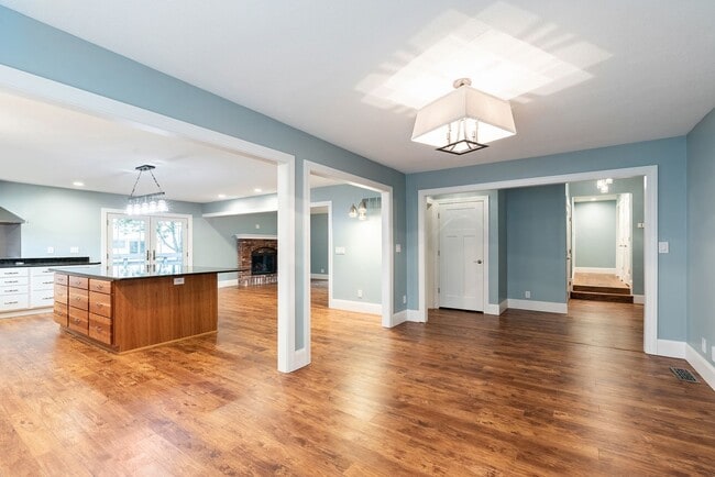 Building Photo - Beautiful 3 Bed Overland Park Ranch Home NEWLY REMODELED