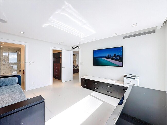 Building Photo - 2715 N Ocean Blvd