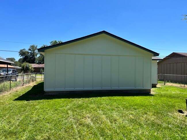 Building Photo - 3008 Terry St