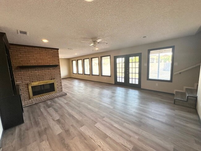 Building Photo - 5 Bedroom 3.5 Bath Ready to Rent ASAP!