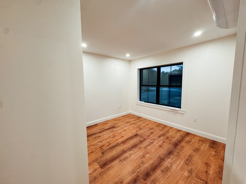 Building Photo - 99 King Rd