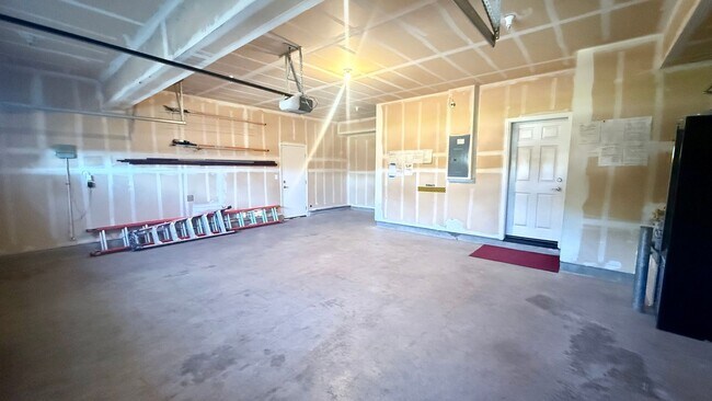 Building Photo - New listing! Bright and Spacious, Close to Parks and Trails