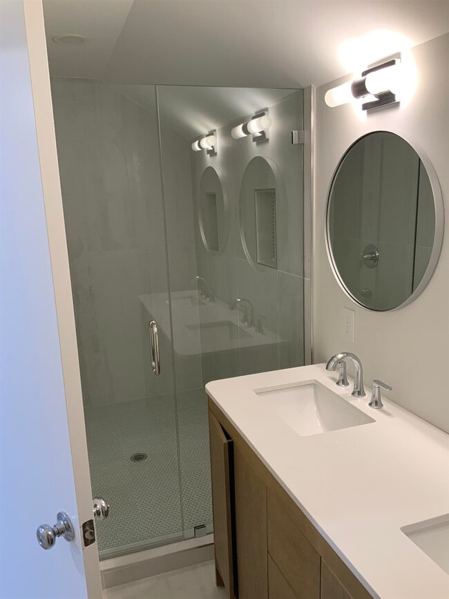 Building Photo - 8 Clifford St