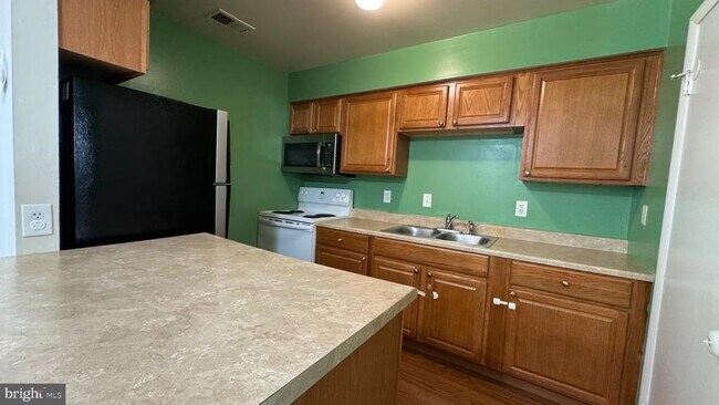 Building Photo - 14582 Earlham Ct