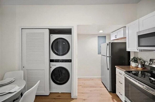 Building Photo - Historic Hillside 2 Bedroom 2 Bathroom