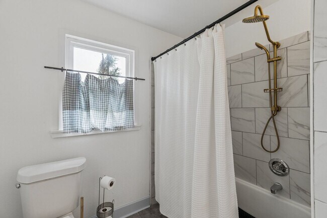 Building Photo - Charming 3-Bedroom Home with Modern Finishes and Inviting Patio!