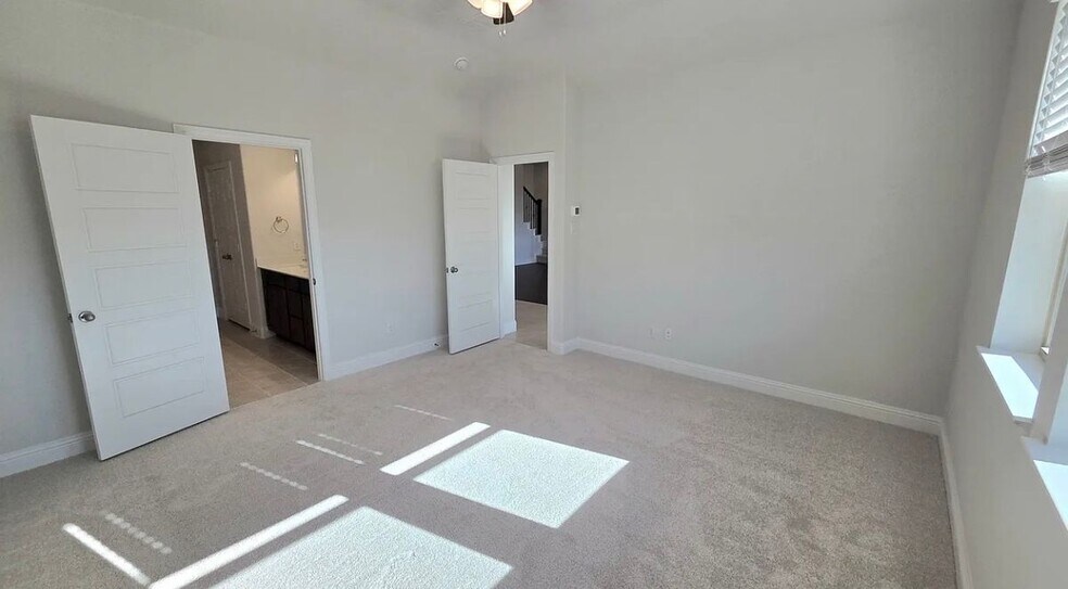 Building Photo - 3029 Hollybrook Ln