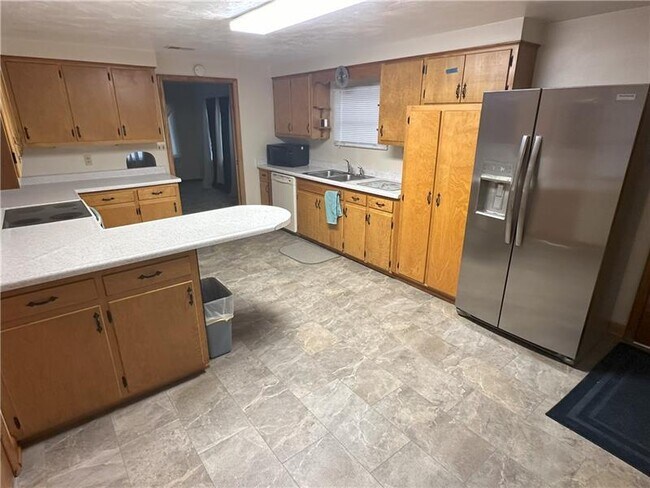 Building Photo - 728 N Pike Rd