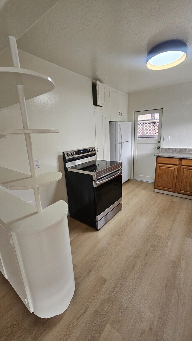 Building Photo - 476 E 7th Ave