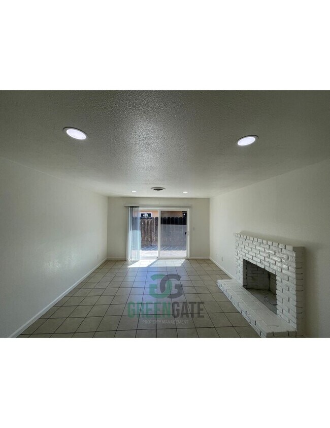 Building Photo - 2500 Rose Ave