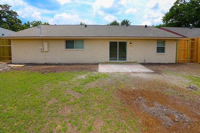 Building Photo - 7626 Troulon Dr